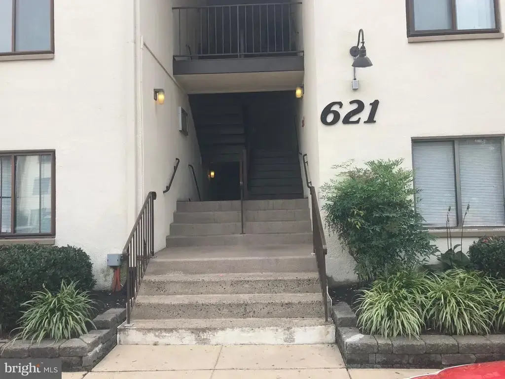 621 Center St #104, HERNDON