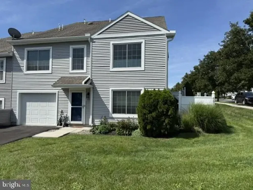 68 Courtyard Dr, CARLISLE