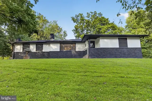 1 Summit Ave, Chadds Ford