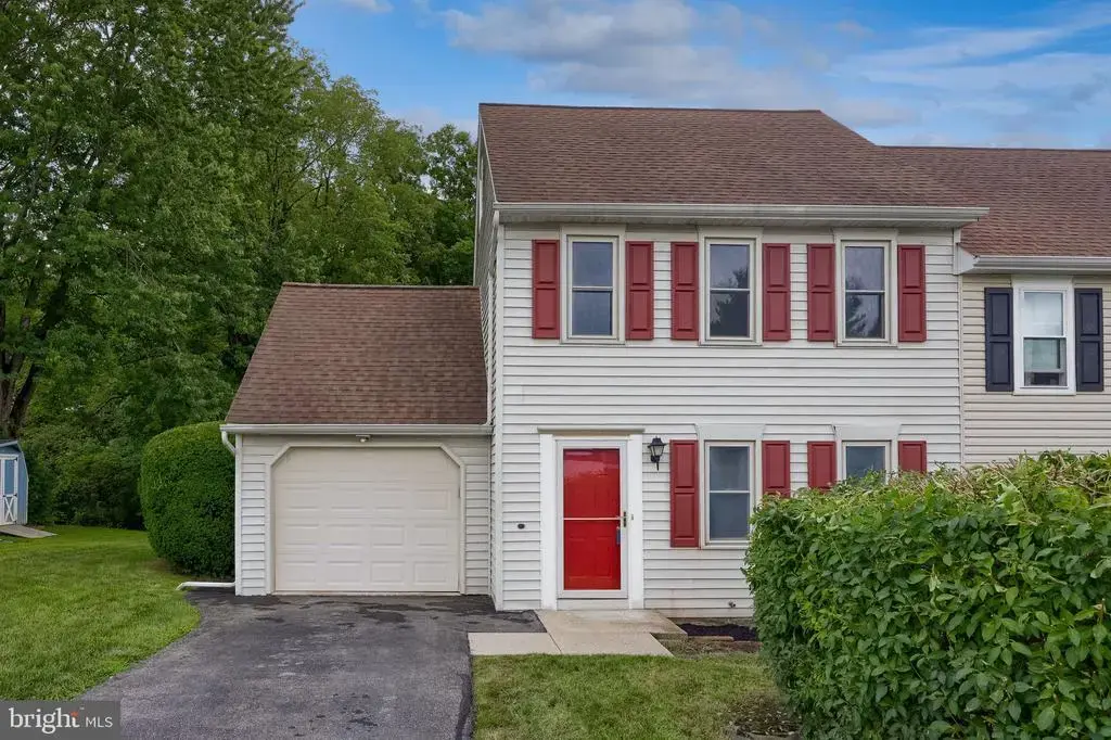 208 Fairfax Dr, LANCASTER