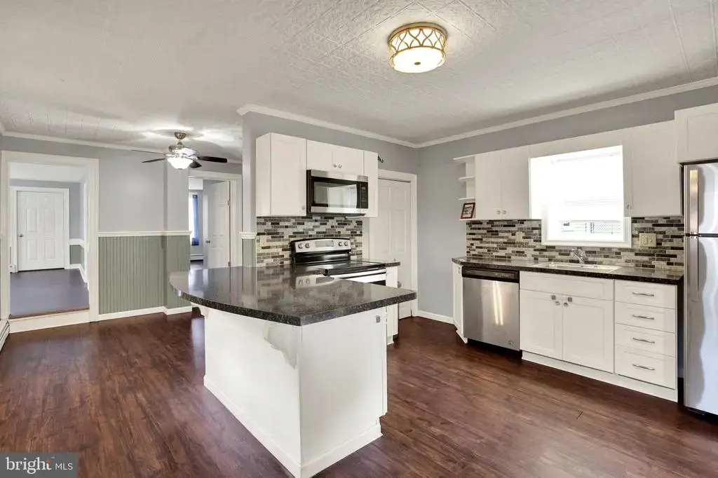 208 W 2nd St, BERNVILLE
