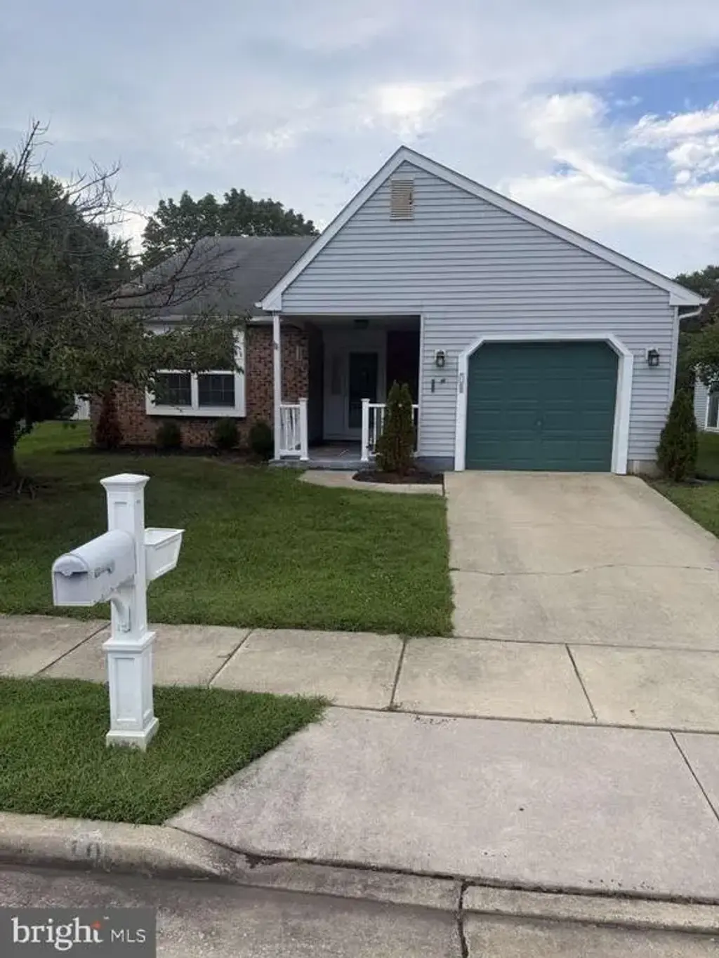 10 Niland Ln, WOODBURY