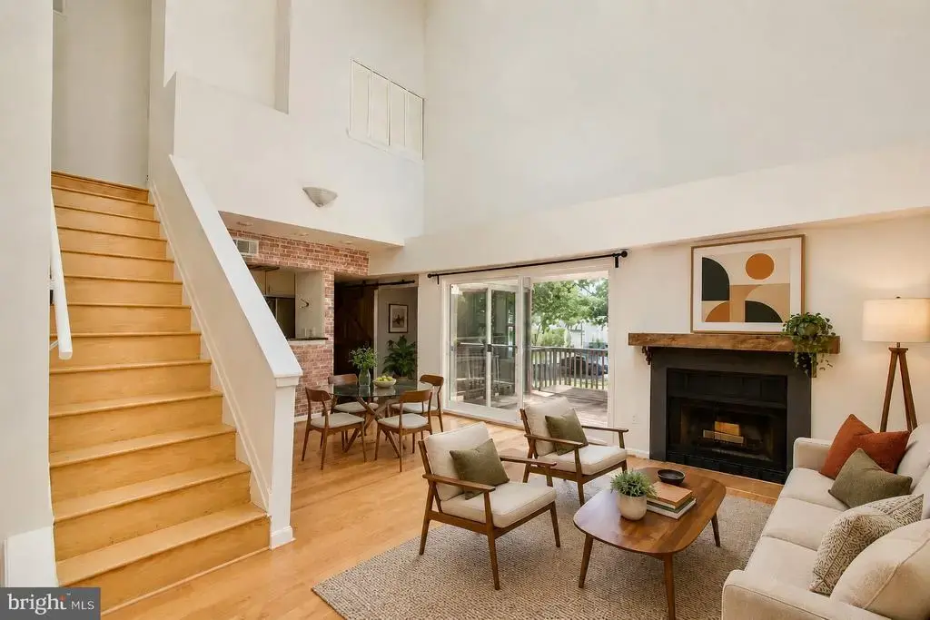 3377 Lakeside View Dr #19-2, FALLS CHURCH