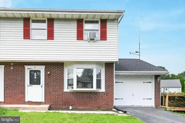 11 Clarendon Dr, Lancaster