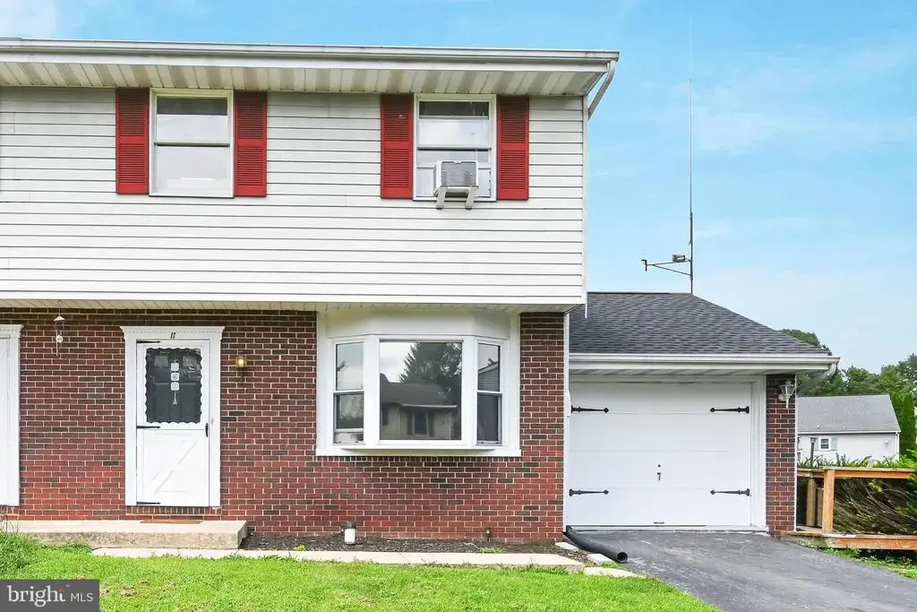 11 Clarendon Dr, LANCASTER