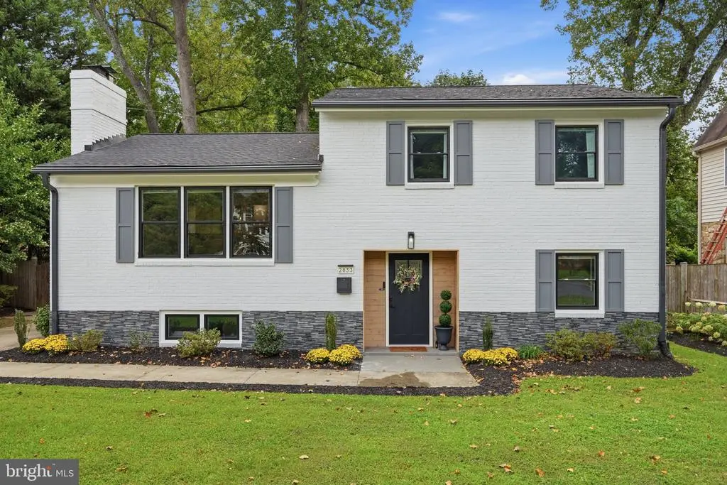 2833 Woodlawn Ave, FALLS CHURCH