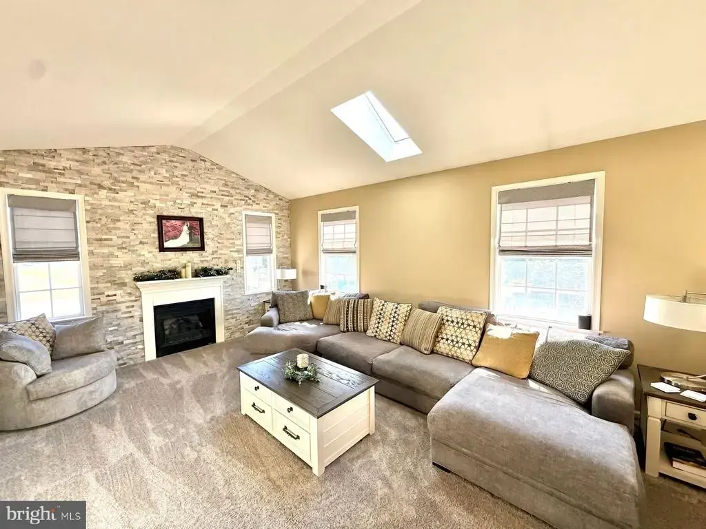 184 Pond View Dr, HAMBURG