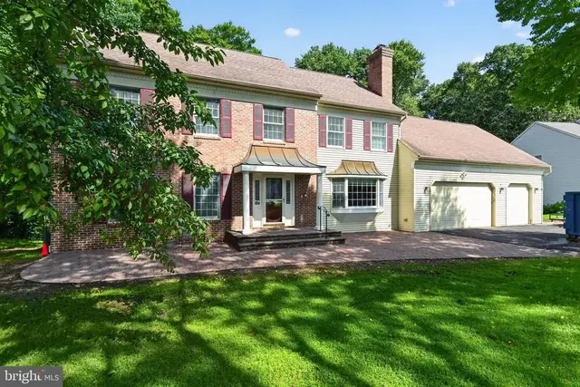 24 Auspice Cir, Newark