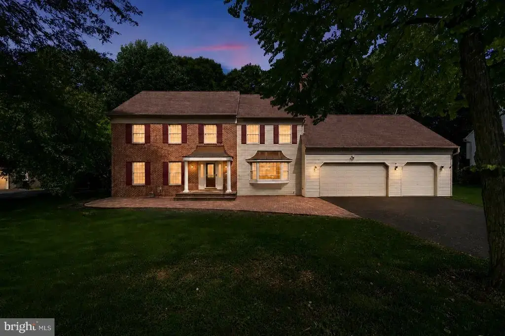24 Auspice Cir, NEWARK