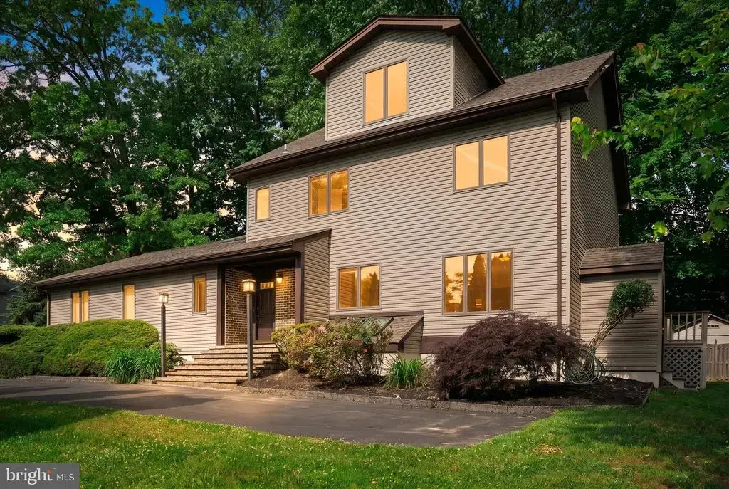 90 Hoover Ave, LAWRENCE TOWNSHIP