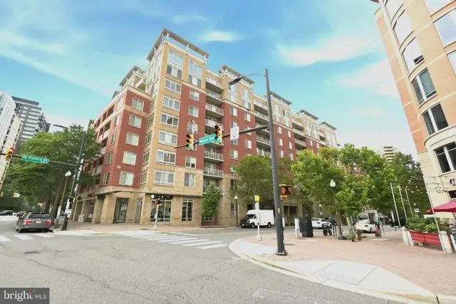 820 N Pollard St #909, Arlington