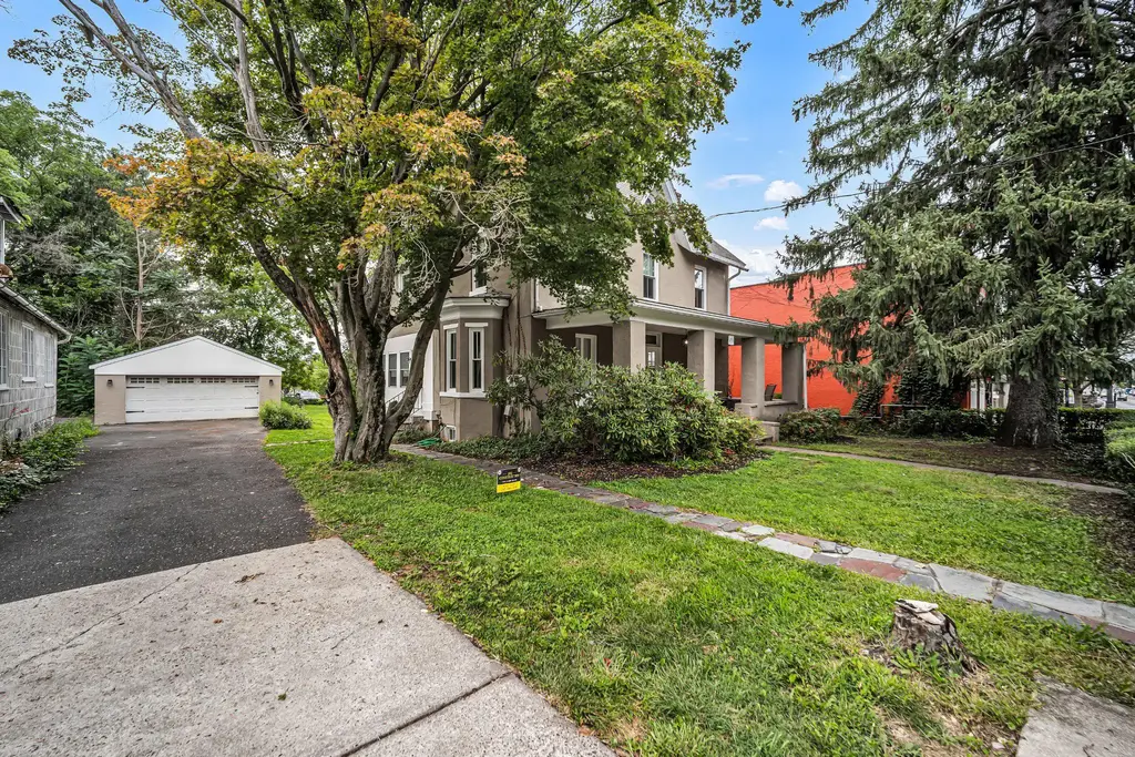 376 N Main St, DOYLESTOWN
