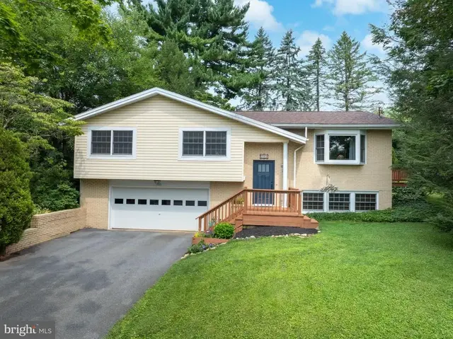 705 Windsor Ct, State College