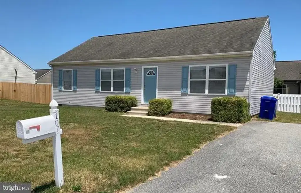 107 Mermaid Ln, MILTON