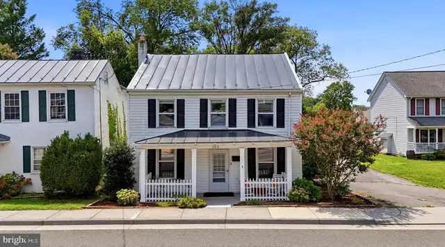 203 W Main St, Berryville