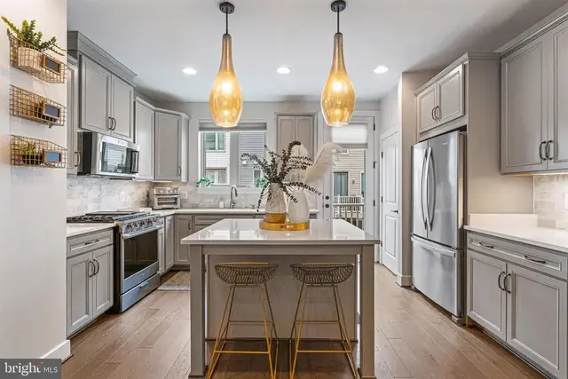 874 Thompson Cres #40, Rockville
