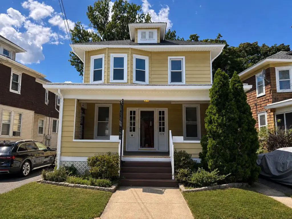 220 Hollywood Dr, HAMILTON