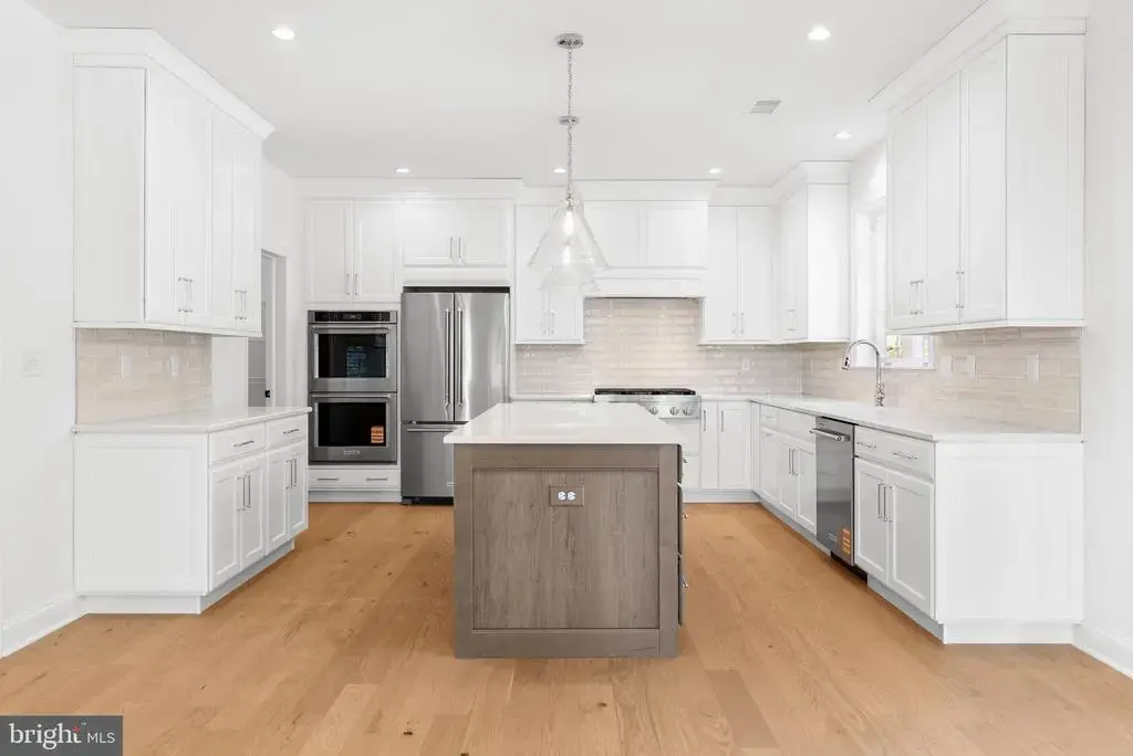 101 Lexington Manor, GLENMOORE
