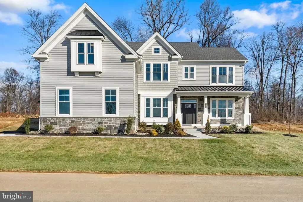101 Lexington Manor, GLENMOORE