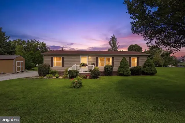 13 Crest Hill Ln, Red Lion
