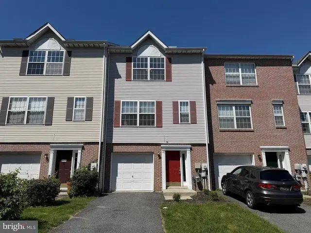 99 Highland Cir, Newark