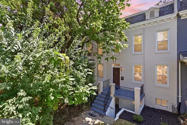 608 Kenyon St Nw, Washington