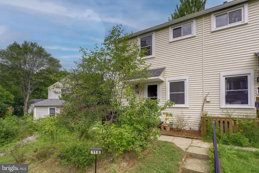 11-e Hillside Rd, GREENBELT