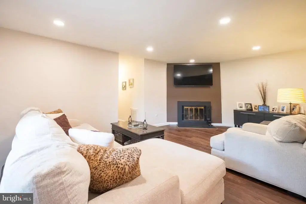 813 Wood Mill Dr, EAST WINDSOR TWP