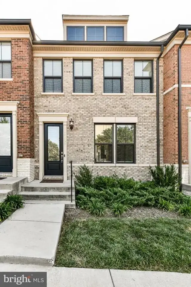 3735 Powell Ln, Falls Church