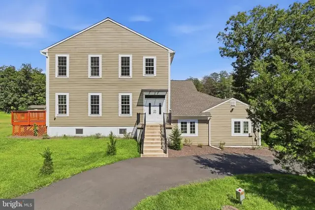 12304 Popes Head Rd, Fairfax