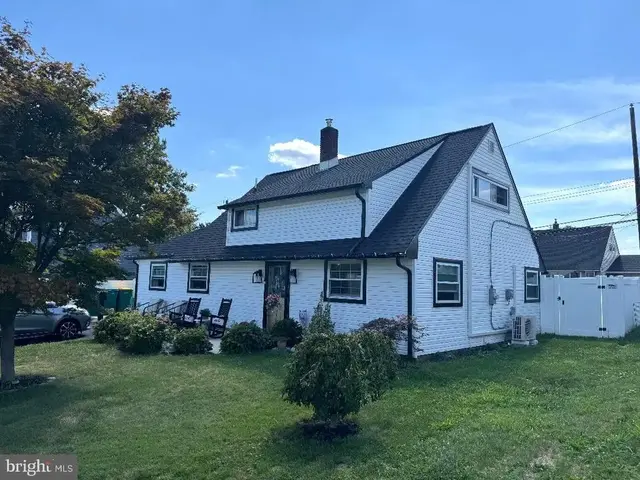 57 Greenbrier Rd, Levittown