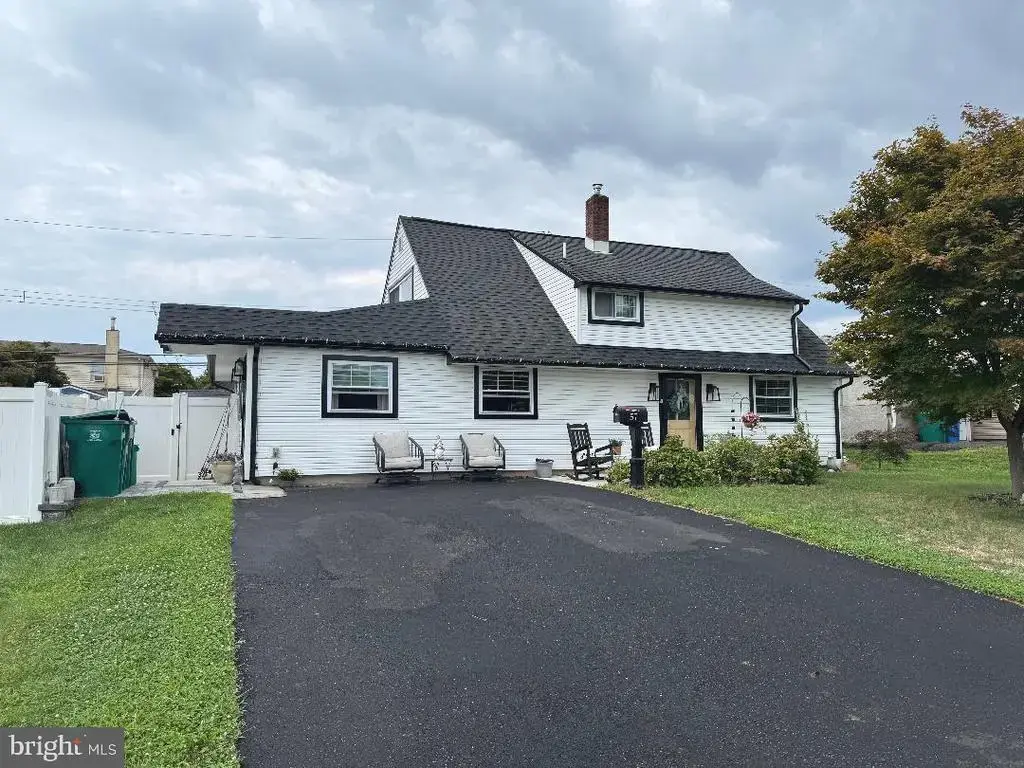 57 Greenbrier Rd, LEVITTOWN