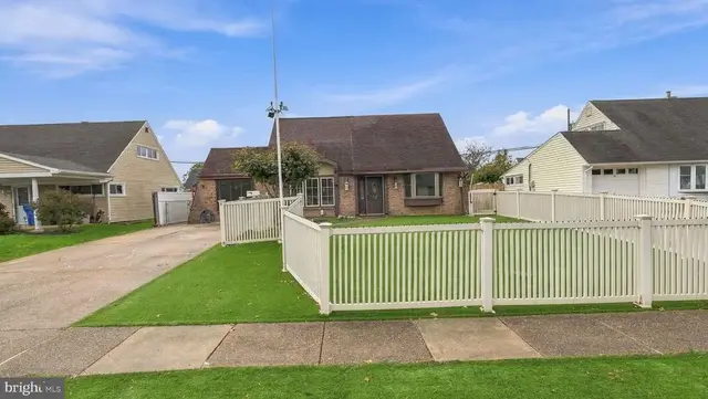 17 Jolly Ln, Levittown