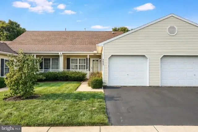 3004 Village Cir W #3004, York