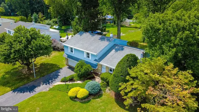 250 Stratford Dr, Southampton
