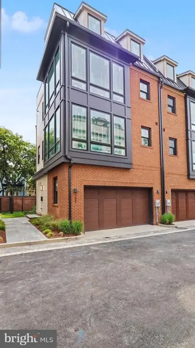 121 N West St, Alexandria