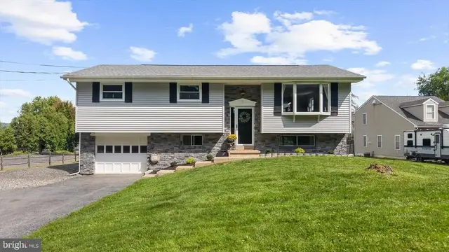 5257 Lanark, Center Valley