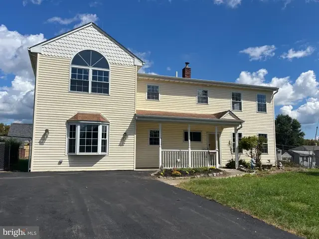 103 Holly Dr, Levittown