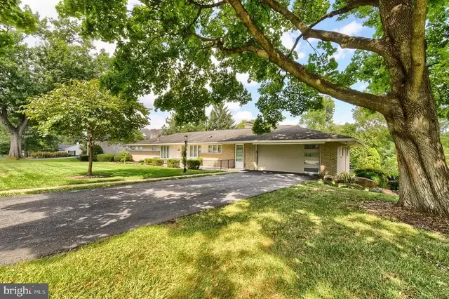 19 Eastgate Dr, Camp Hill