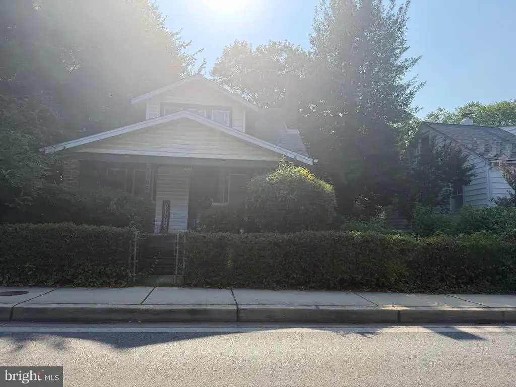 4306 38th St, BRENTWOOD