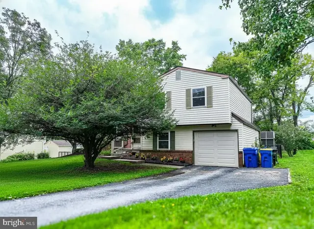 873 Blue Jay Rd, Harrisburg