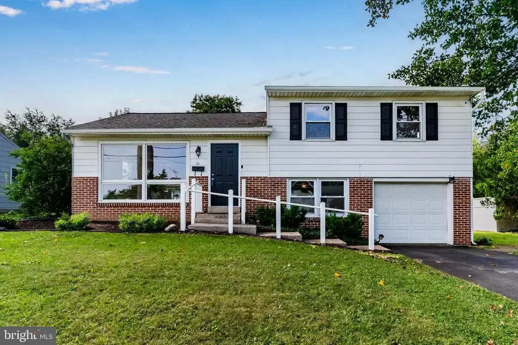 102 E Woodland Dr, MECHANICSBURG