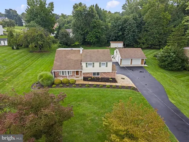 55 Brook Dr, Southampton