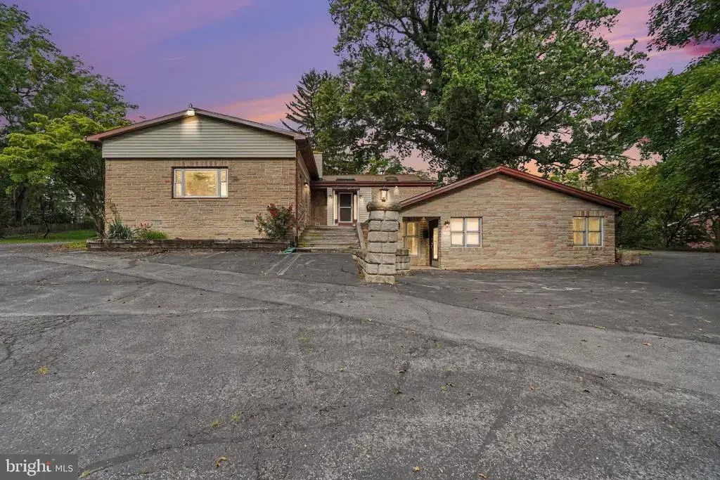 1465 Colonial Rd, HARRISBURG