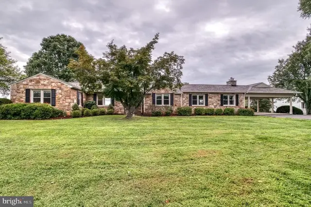 8215 Lees Rd, Warrenton