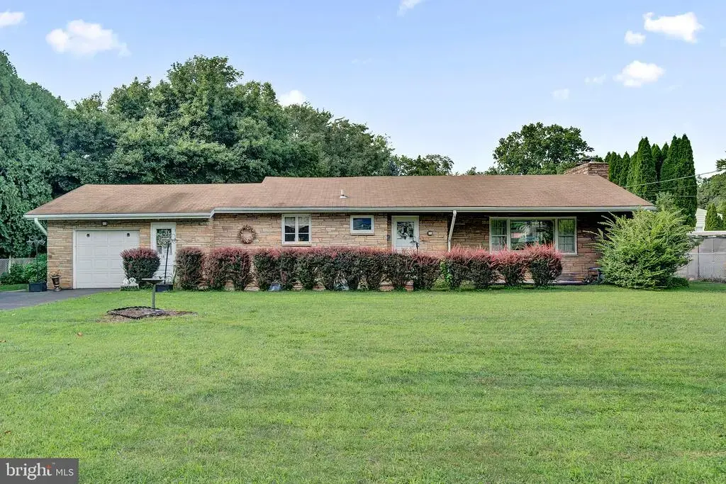 18 Diane Dr, EWING