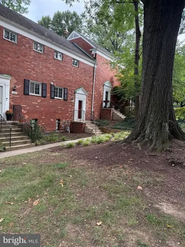 3539 Martha Custis Dr, Alexandria