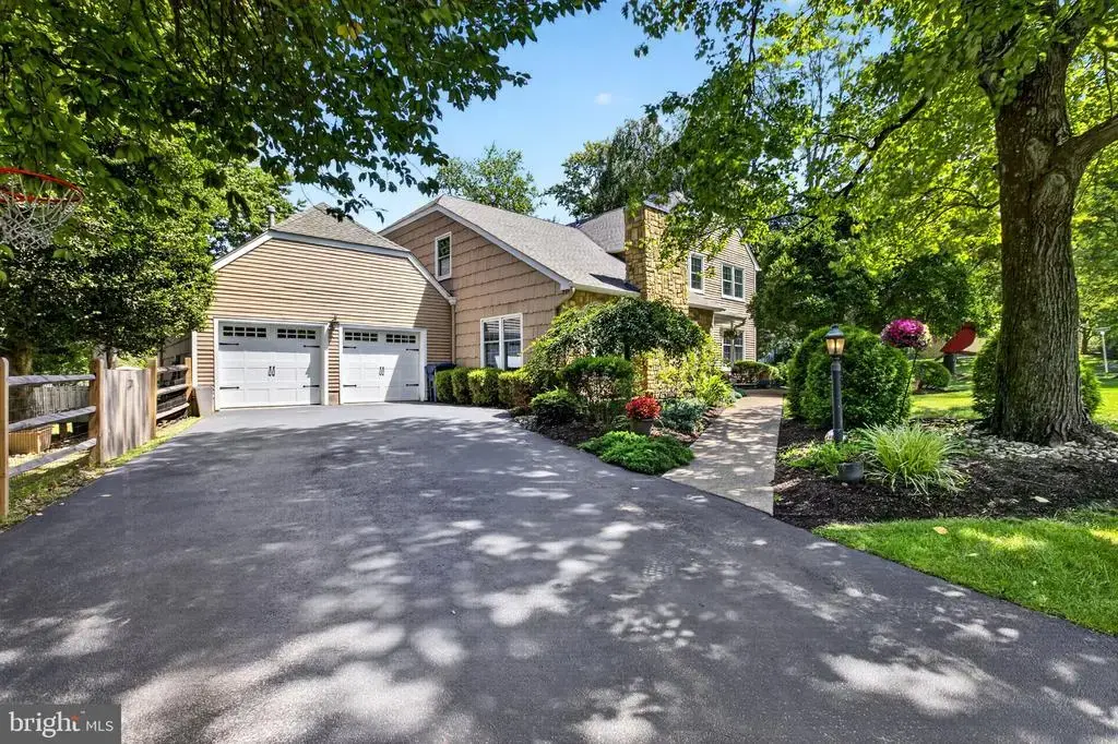 2 Mark Cermele Ct, LAWRENCE