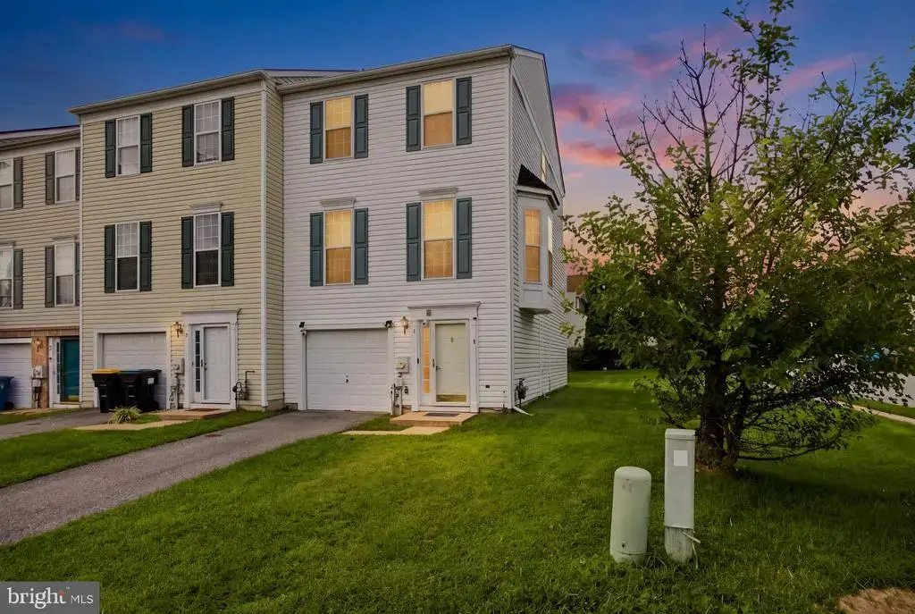1 Lisa Dr, NEWARK