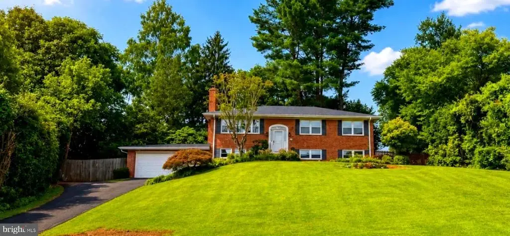 1036 Carper St, MCLEAN